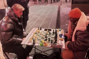 兴趣爱好广泛!世体:戈登爱看书下棋,练瑜伽拳击,最崇拜杰拉德配图