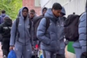 一则巴黎U17的视频在X上爆火：视频里显示，队伍只有一名白人球员配图