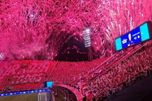 巴拉圭友谊赛前球场燃放烟花,世界杯首战将对阵美国配图