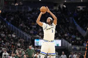雄鹿对特纳可能的4种交易:送去湖人换艾顿和范德彪可腾出空间配图
