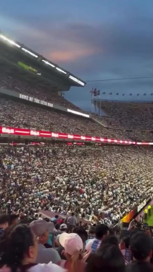 千呼万唤!超9万人观战阿根廷热身赛,下半场齐呼:我们要梅西!配图