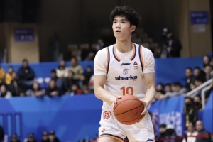 媒体人：偰李永炜出去多练练还会提高 身高有优势 高快灵才是未来配图