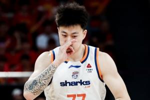双冠~媒体人:上海男篮去年引进张镇麟 光转会费投入就超过5000万配图