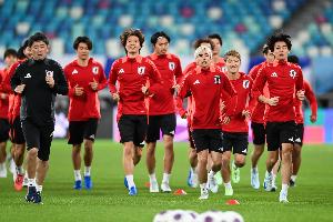 内部教学赛日本2-1击败日本U19,盐贝健人和铃木淳之介进球配图