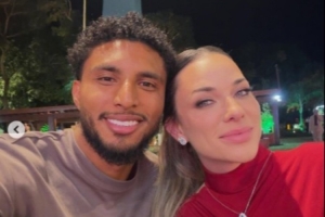 踢世界杯+将转会曼联!埃德松妻子晒合影庆祝:恭喜你,我的爱人配图