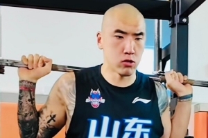 这😂 山东男篮重新集结开启夏训 陶汉林剃了个光头配图