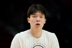 杨瀚森没给等待的球迷签名 后者：我们也没吃饭的 你给签个不行吗配图