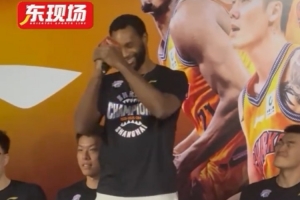 字正腔圆！弗格在球迷见面会上秀中文：我喜欢上海！我爱兄弟们！配图