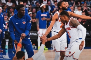 尼克斯球迷破防：史上最被操纵的比赛&NBA没法看！法克特朗普！配图