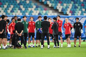 日本队今日开启抵美后首训，5000人参观训练+南野拓实和球队会合配图