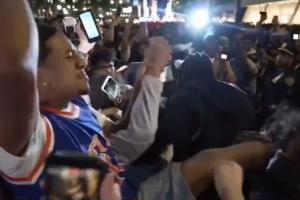 纽约观赛派对骚乱 警察出动被嘲：吃我大🦅 不得不动用防暴喷雾配图