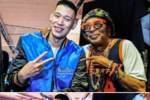 麦迪逊广场花园巨星云集！林书豪和斯派克·李合影并互赠球衣配图