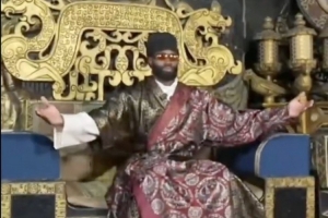 级别差得挺多😂美媒晒图：文班去中国当和尚 杰伦·布朗当皇帝配图