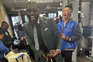 开怀大笑！记者晒香波特和林书豪入场观战尼克斯总决赛G3照配图