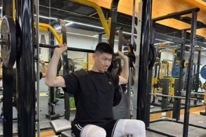 已经练上了！胡金秋社媒晒训练照：补充能量配图