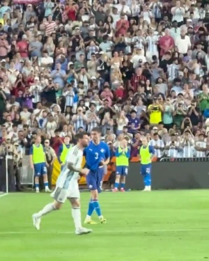 山呼海啸！ESPN晒现场视频：梅西替补登场时，球迷纷纷起立欢呼配图