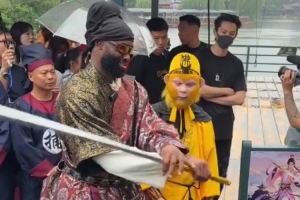 耍得不错！王鹤棣亲自教杰伦·布朗耍金箍棒 后者学得有模有样配图