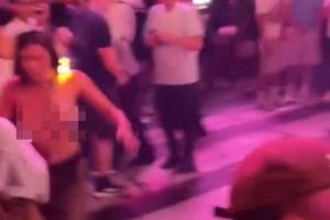 会出人命的！G3赛后 纽约有女球迷上衣被扒+头发被烧！配图
