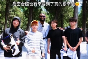 优质偶像！杰伦·布朗在少林寺主动为球迷签名配图