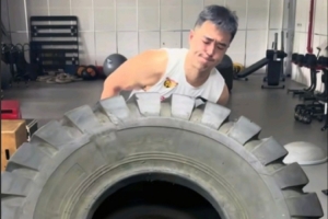 苦练不停歇！张文逸晒翻轮胎力量训练视频：亘古不变的是你的分量配图