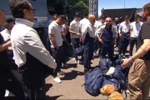 被质疑双标！乌兹别克斯坦落地美国后遭严格搜身，甚至出动缉毒犬配图