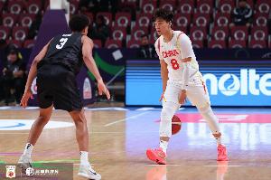媒体人：赵睿周琦受伤病困扰 比赛中帮不上忙 那就让他们好好养伤配图