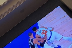 琼阿梅尼晒照观看NBA总决赛，配了多个头顶冒火表情包配图