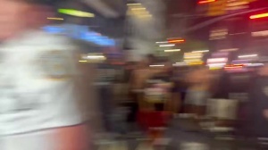 纽约？哥谭吧！纽约球迷街头燃放危险爆炸物 多人直接被警察扣走配图