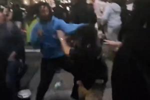 赛后也是生死战！纽约球迷街头狂欢不止！看到刺密就重拳出击配图