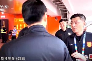 马宁调侃韩鹏、王大雷：跟队员说别往我身上踢球 你要回去练身体配图