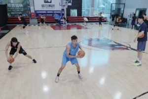 从文班亚马的视角看金牛训练👀 2米24的世界里大家都显得好小配图