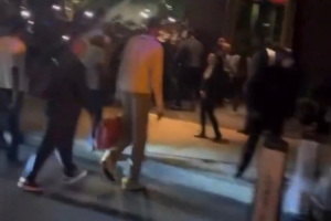 呼吁冷静！马刺赛后回酒店被球迷围观 有人向文班扔鸡蛋&竖中指配图