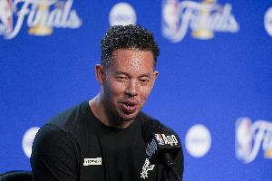 米奇：卡斯尔对比赛的影响力贯穿全场 大家渐渐习惯了他的出色配图