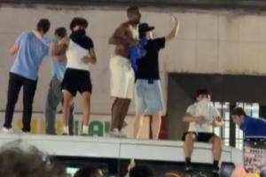这不换个人法克😂？尼克斯球迷赛后占领警车 还在喊法克吹杨！配图