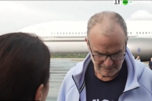 乌拉圭主帅贝尔萨38秒回答记者6个问题，态度冷淡被球迷吐槽配图