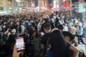 不眠之夜！赛后尼克斯球迷涌上纽约街头 载歌载舞尽情庆祝胜利配图