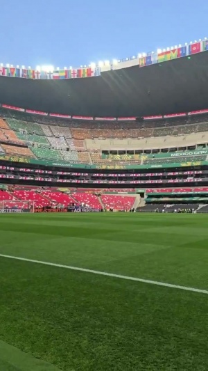 静候世界杯开幕！FIFA官方晒阿兹特克体育场内景，48队旗帜高挂配图