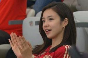 吧友们还记得吗？韩国女主持继续报道世界杯，12年前她曾一笑走红配图