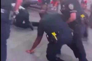 乱成一锅粥！纽约球迷赛后上演街头WWE大 警察拦都拦不过来配图