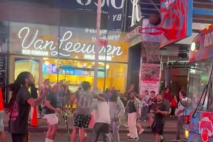 气氛火热~安装在大巴上的移动球筐现身纽约街头 球迷纷纷尝试投篮配图