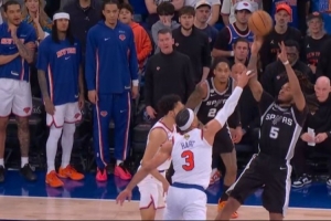 终于止血！卡斯尔突破造规罚球命中 打破马刺5分钟得分荒！配图
