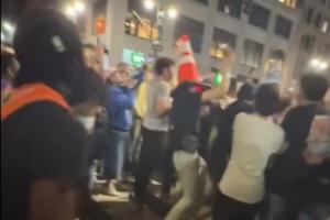 你比OG还准啊！纽约球迷向天高甩路障 精准落路人头上直接带帽！配图