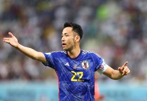 吉田麻也谈远藤航伤退：如果小事不及时应对，或造成严重后果配图