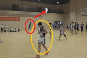 让子弹再飞一会儿🤯深圳一中学篮球比赛惊现不看筐背投压哨绝杀配图
