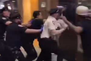 秒变哥谭市！昨晚纽约街头混乱场面：警察逮捕多人 有人燃放爆竹配图