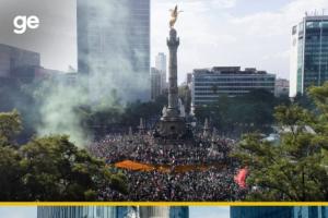 万人空巷！墨西哥战胜南非后，墨西哥球迷们涌上墨西哥城街道庆祝配图