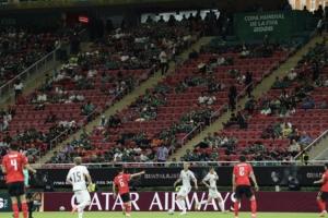 大片空座！记者晒图质疑FIFA虚报韩国vs捷克上座人数：44985人？配图