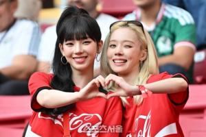 Kpop女团Aespa两名成员现身墨西哥，现场为韩国加油！配图
