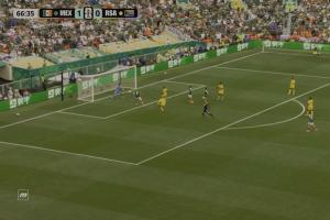 墨西哥2-0领先十人南非！35岁希门尼斯头球破门，随后激动落泪配图