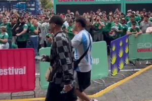 不受待见！一阿根廷球迷路过墨西哥球迷群体，遭遇一片整齐嘘声配图